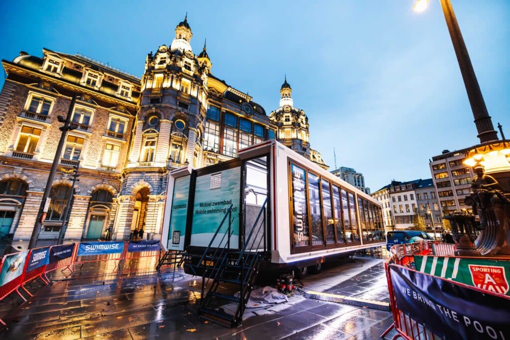 Mobiel zwembad van Swimwise in de stad
