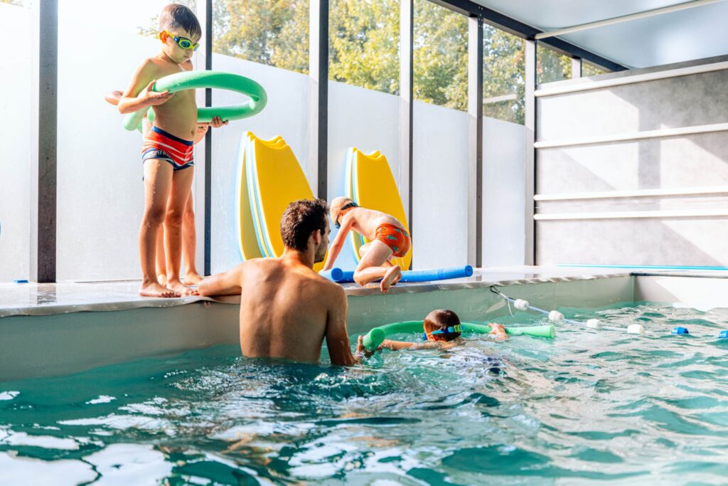 Kinderen volgen zwemonderwijs in een zwembad om veilig te leren zwemmen en verdrinkingen te helpen voorkomen.
